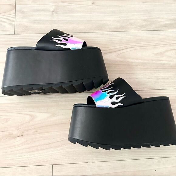 New platform dolls kill slides - Picture 2 of 3